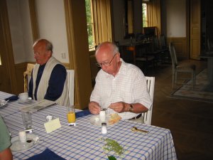 Sven och Roland vid frukosten