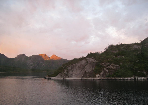 Trollfjorden midnatt