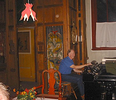 Nisse playing the pianola
